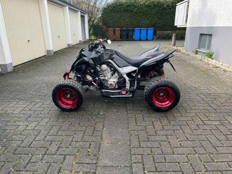 Quad mit pulverbeschichteten roten Felgen und bearbeiteten Rahmenteilen