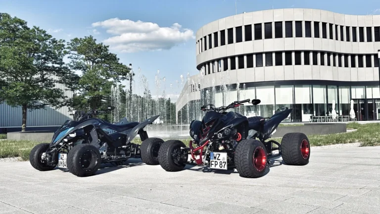 Zwei Quads mit von Cornergarage pulverbeschichteten Felgen und Rahmenteilen