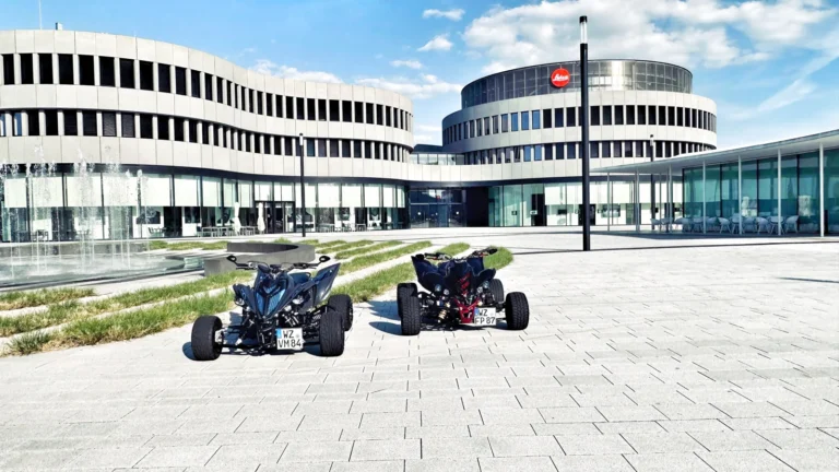Quads auf einem Vorplatz mit pulverbeschichteten Felgen und Rahmenteilen