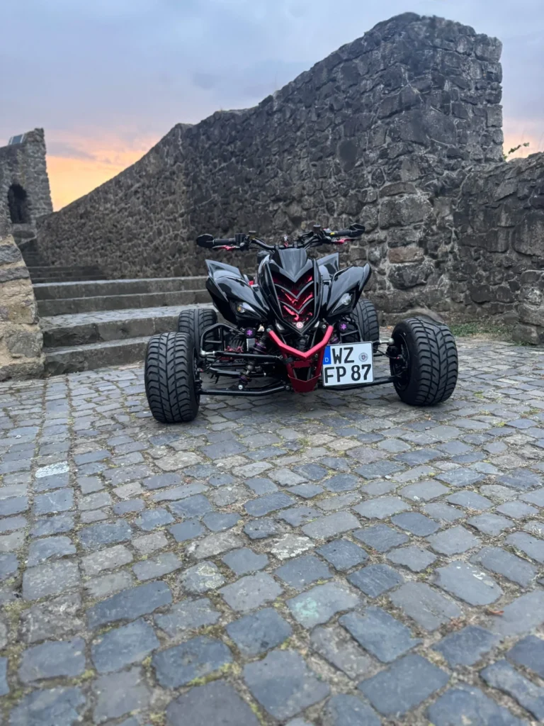 Quad von vorne mit pulverbeschichteten Felgen und Rahmenteilen
