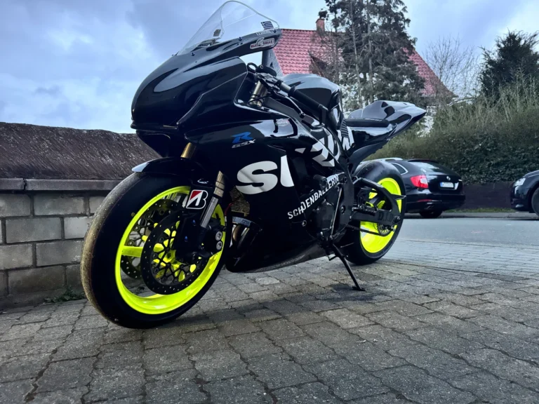 Suzuki GSX-R mit von Cornergarage pulverbeschichteten gelben Felgen