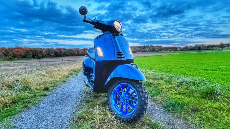 Blaue Vespa mit von Cornergarage pulverbeschichteten blauen Felgen