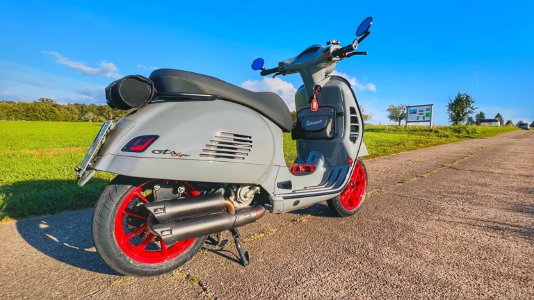 Vespa auf einem Feldweg mit von Cornergarage pulverbeschichteten roten Felgen