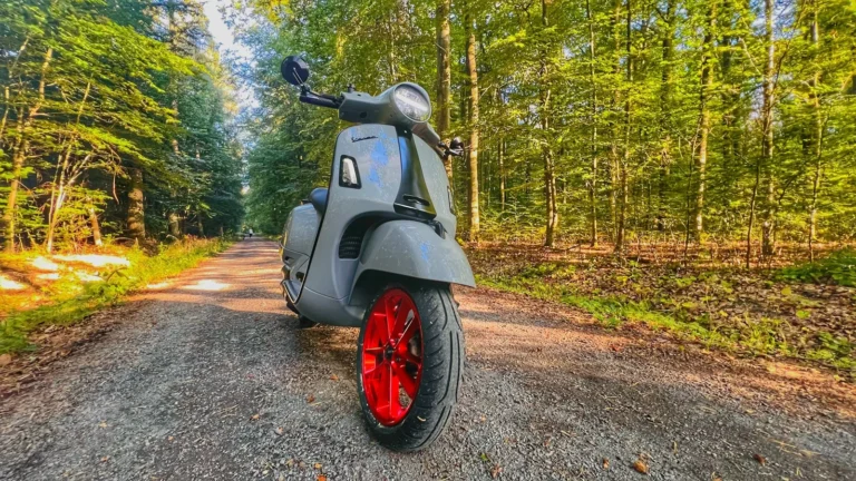 Vespa im Wald mit von Cornergarage pulverbeschichteten roten Felgen