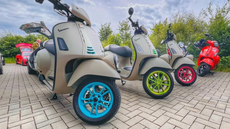 Mehrere Vespas mit von Cornergarage pulverbeschichteten farbigen Felgen