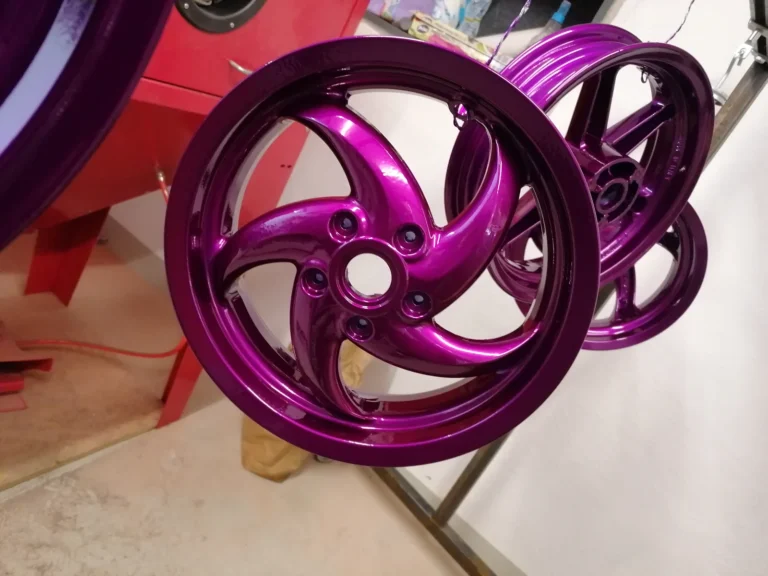 Violett pulverbeschichtete Felgen in der Werkstatt